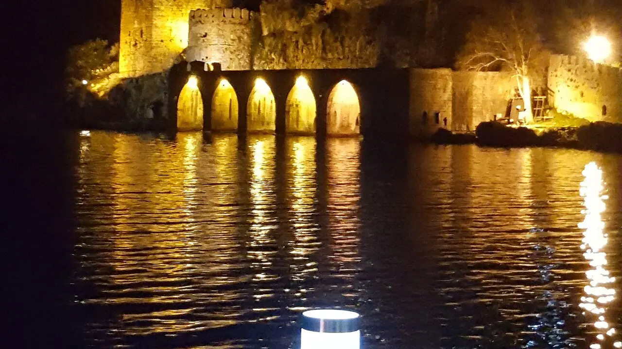 Tarihî taş yapıların gece görünümü; Nemrut koruma haberi için temsili fotoğraf
