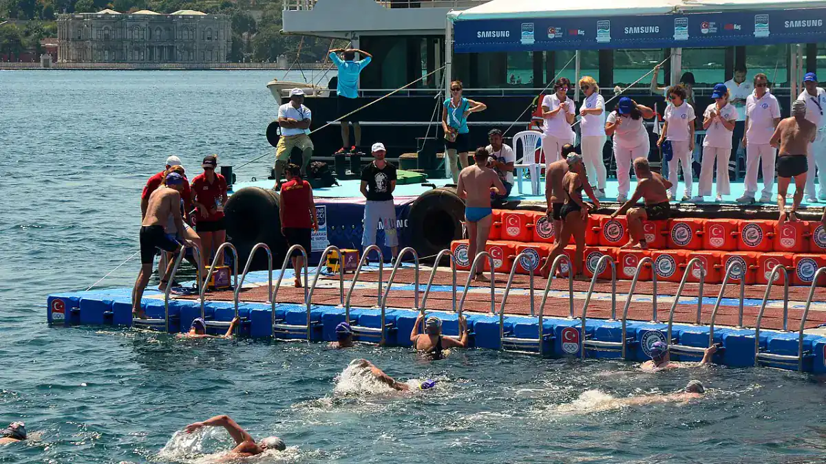 Uluslararası yüzme yarışının bitiş alanı; Akdeniz Oyunları haberi için temsili spor fotoğrafı