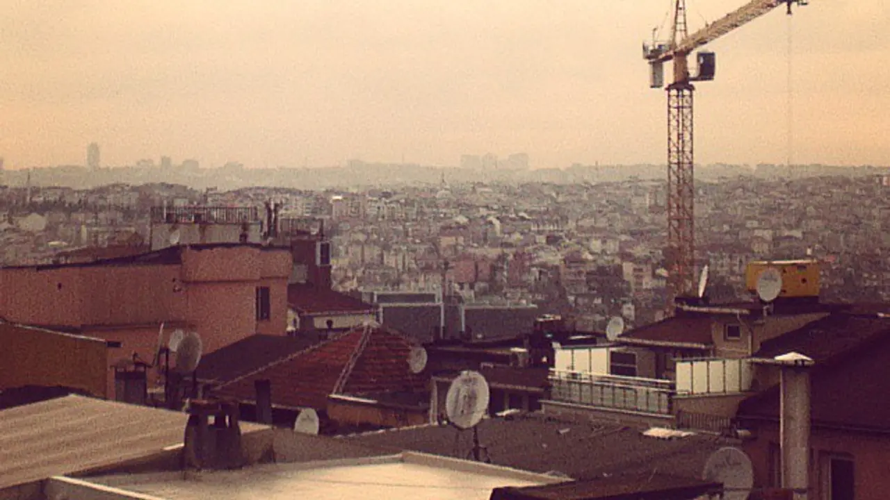 İstanbul’da vinçlerin bulunduğu inşaat alanı; Avrupa inşaat üretimi haberi için temsili fotoğraf