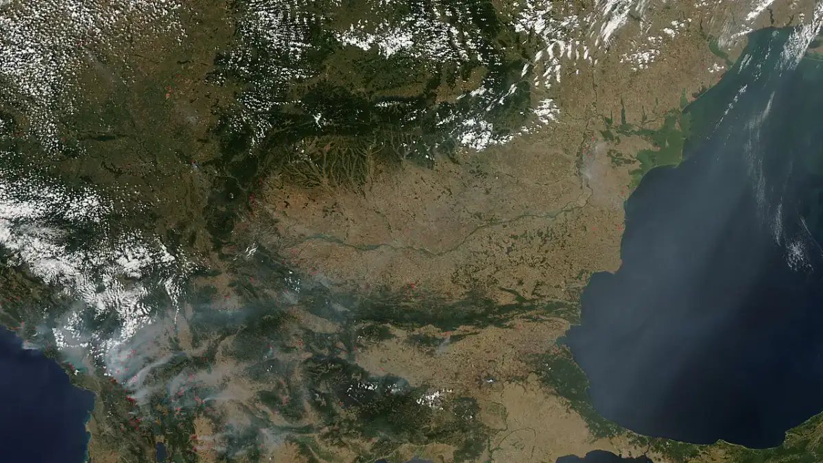 Balkanlar’daki yangın ve dumanı uydudan gösteren NASA arşiv görüntüsü