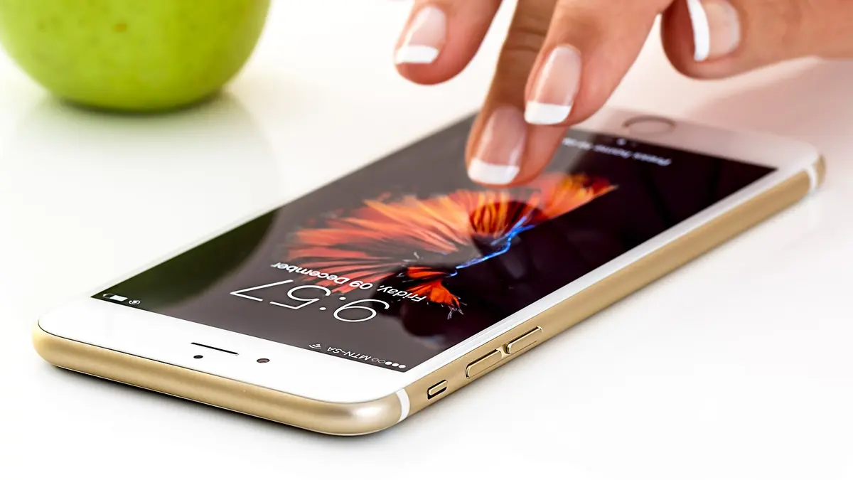 Bir elin dokunmatik akıllı telefonu kullanması