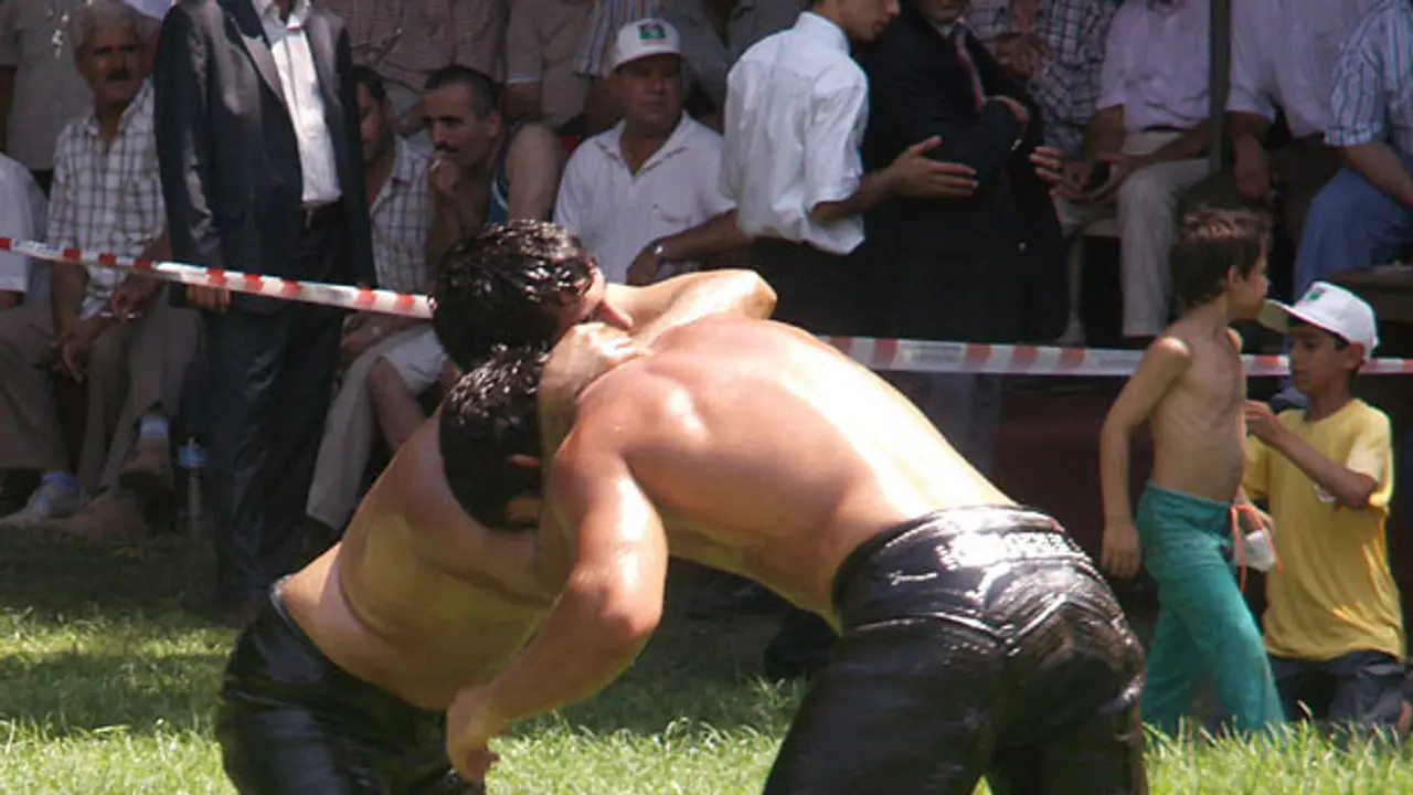 Açık alanda yapılan geleneksel yağlı güreş müsabakası; arşiv fotoğrafı